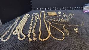 lot 1225 image: Womens jewelry including rings and vintage cosmetic case