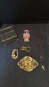 lot 1226 image: Babs pendant, display case and womens jewelry