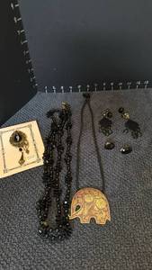 lot 1228 image: Womens jewelry