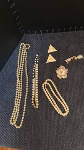 lot 1229 image: Womens jewelry