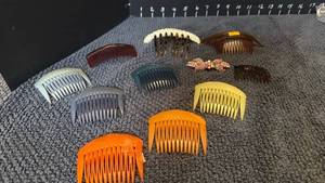 lot 1232 image: Womens jewelry and hair combs