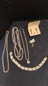 lot 1236 image: Womens jewelry