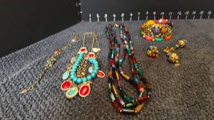 lot 1237 image: Womens jewelry