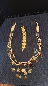 lot 1238 image: Womens jewelry