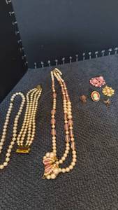 lot 1241 image: Womens jewelry including rings