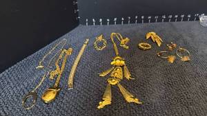 lot 1242 image: Womens jewelry