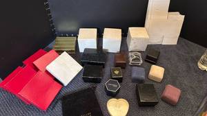 lot 1251 image: Jewelry boxes and ring boxes