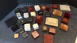 lot 1252 image: Jewelry boxes and ring boxes