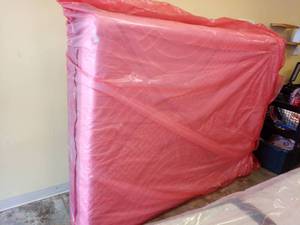 lot 1004 image: Queen Mattress