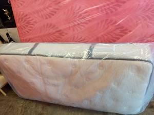 lot 1005 image: Beautyrest Twin Mattress Model BR800