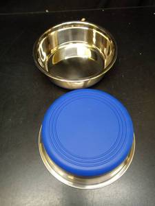 lot 1083 image: URBUDDIES 2 Pack Stainless Steel Dog Bowls, 4 Cup, Blue Bottom - Retail $12