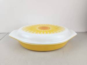 lot 62 image: Vintage Pyrex 1.5 Qt Sunflower Covered Casserole Dish