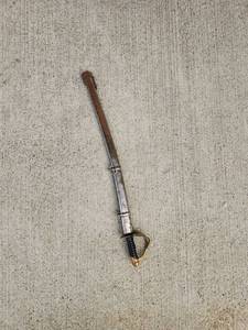 lot 83 image: Reproduction Military Cavalry Saber Sword w Metal Scabbard