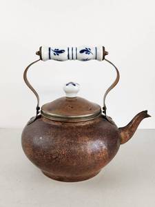 lot 105 image: Vintage Tayee Copper Teakettle with Blue and White Porcelain Handle