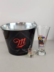 lot 110 image: Vintage Advertising Beer Lovers Lot