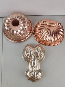 lot 121 image: Vintage Copper Tone Kitchen Molds Wear-Ever Shell Bundt & Lobster