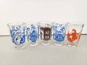 lot 133 image: VIntage Folk Art Print Juice Glasses 5 Piece Lot Pennsylvania Dutch & Cartoon