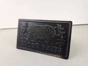 lot 134 image: Vintage Cast Iron Bacon Press w Wood Handle