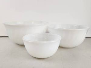 lot 138 image: Anchor Hocking Oven Proof Mixing Bowls Set of 3&nbsp