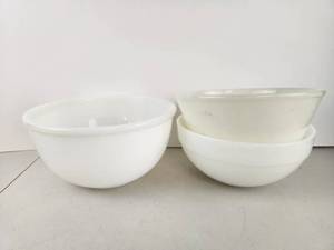 lot 139 image: Vintage Fire-King Oven Ware Mixing Bowls Set of 3 Made in USA