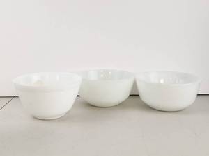 lot 140 image: Lot of 3 Vintage Milk Glass Bowls Pyrex Fire King