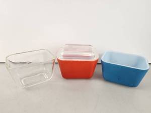 lot 142 image: Vintage Pyrex 3-Piece Refrigerator Dish Lot Red Blue Clear