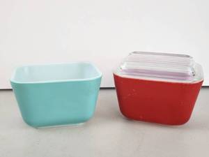 lot 144 image: Vintage Pyrex Refrigerator Dishes Turqoise &amp Red&nbsp