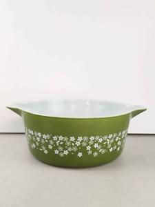 lot 145 image: Vintage Pyrex 475-B 2.5 Qt Casserole Dish Green