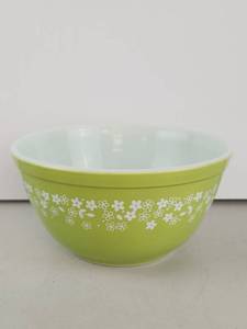 lot 146 image: Vintage Pyrex Spring Blossom Green 1.5 Qt Mixing Bowl #402