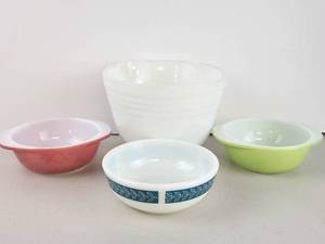 lot 148 image: Vintage Pyrex Milk Glass Bowl Lot