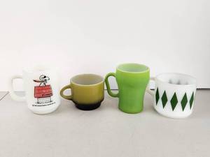 lot 162 image: Vintage Milk Glass Mug Lot Snoopy &amp Retro Designs