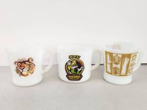 lot 163 image: Vintage Milk Glass Mug Lot ShowBiz Pizza Mitzi