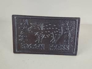 lot 187 image: Bacon Press Cast Iron with Wood Handle