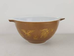 lot 189 image: Vintage Pyrex 1.5 Qt Early American Print Bowl