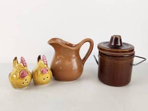 lot 192 image: Vintage Country Kitchen Lot Rooster Shakers & More