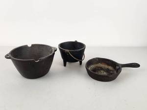 lot 218 image: Vintage Mini Cast Iron Set