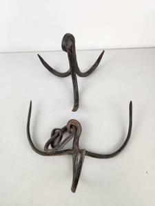 lot 229 image: Vintage Grappling Hook Three-Prong Claw Hand Tool