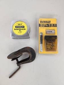 lot 264 image: Tool Lot Stanley Powerlock II 25 ft Tape Measure 33-425 DeWalt Drive Guide Set