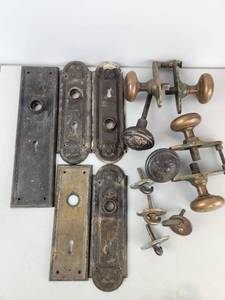 lot 287 image: Lot of Antique Ornamental Door Hardware Backplates Knobs and Spindles