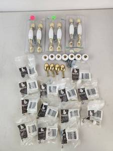 lot 289 image: Cabinet Hardware Knobs Pulls Lot