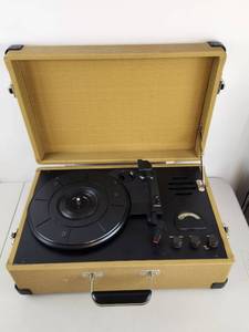 lot 319 image: Crosley CR50TW Portable Record Player AMFM Radio Turntable