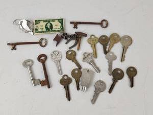 lot 366 image: Lot of 20 Keys, Vintage Brass and Metal Keys with Topeka Bank Keychain