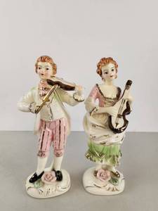 lot 374 image: Vintage Hand-Painted Musician Couple
