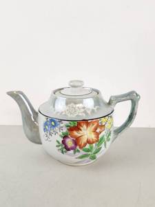 lot 385 image: Vintage Teapot with Hand-Painted Floral Decoration Made in Japan