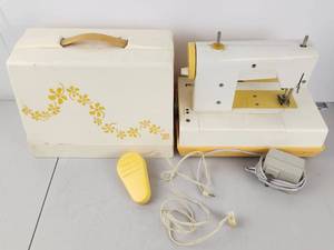 lot 411 image: Vintage 1970s Sears Zig-Zag Sewing Machine