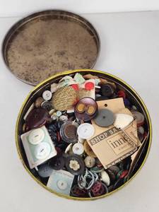 lot 413 image: Vintage Tin Full of Vintage Buttons