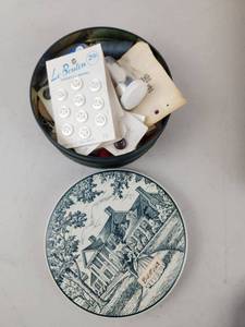 lot 416 image: Vintage Tin Full of Vintage Buttons