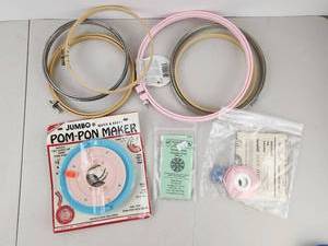 lot 425 image: Craft Lot Jumbo Pom-Pon Maker Quick & Easy No. 14063