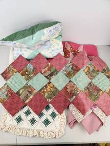 lot 449 image: Vintage Quilted Lot Table Runner Pillow Cases