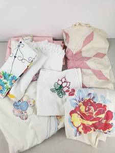 lot 459 image: Lot of Vintage Linens with Embroidery and Floral Prints